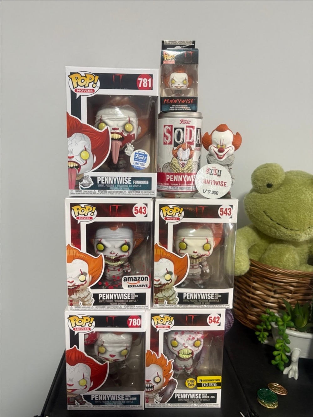 Funko POP! Penniwise It Lot , 5 standard size , key chain and soda ( open)